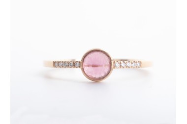 Anillo Amaia con piedra rosada