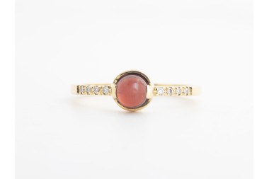 Anillo Amaia con un granate