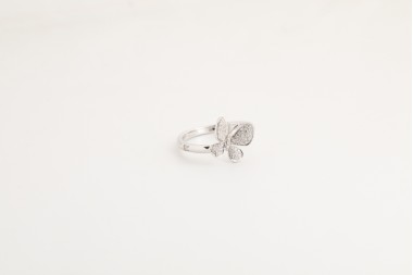 Anillo de mariposa en oro blanco con diamantes
