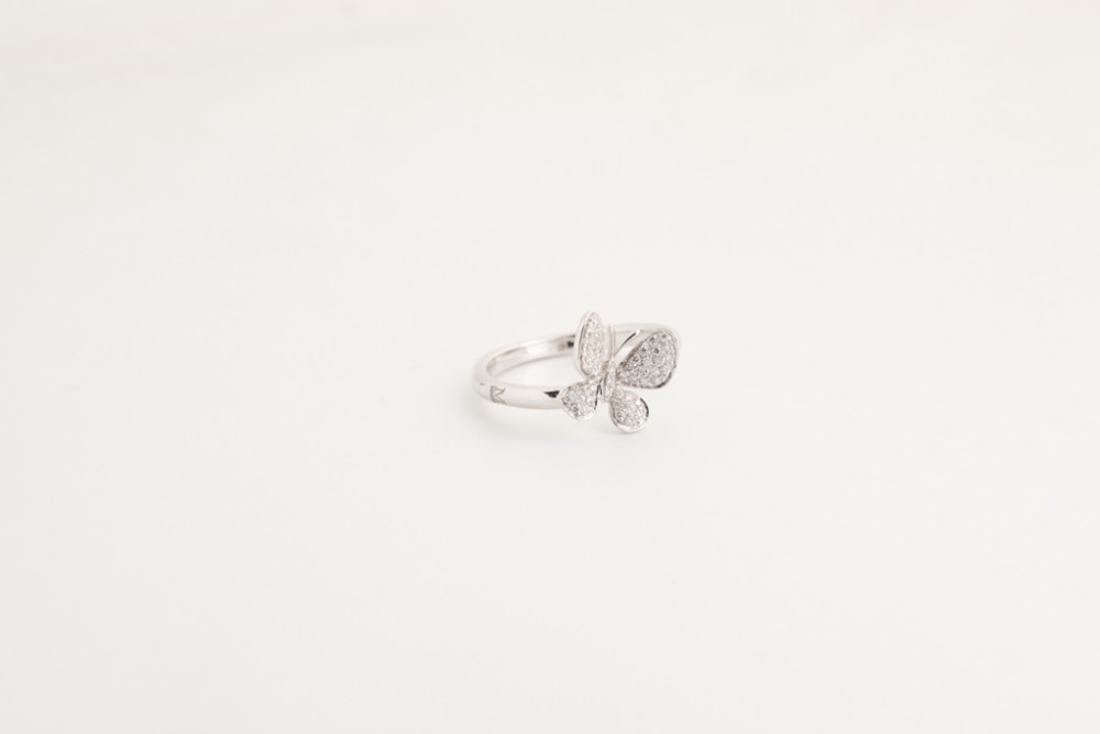 Anillo de mariposa en oro blanco con diamantes