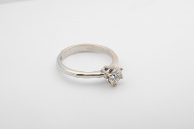 Solitario oro amarillo con diamante 0.24Ct