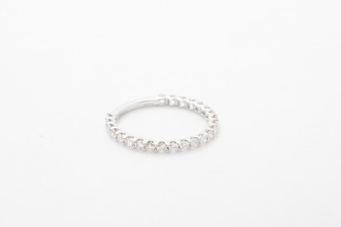 Anillo rivier en oro blanco