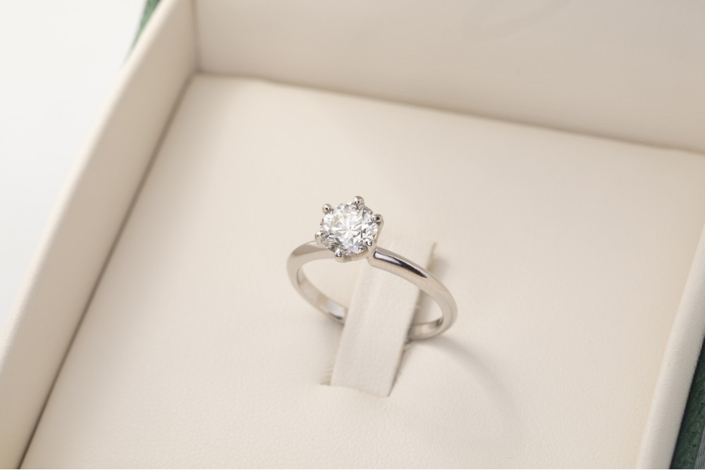 Solitario oro amarillo con diamante 0.24Ct