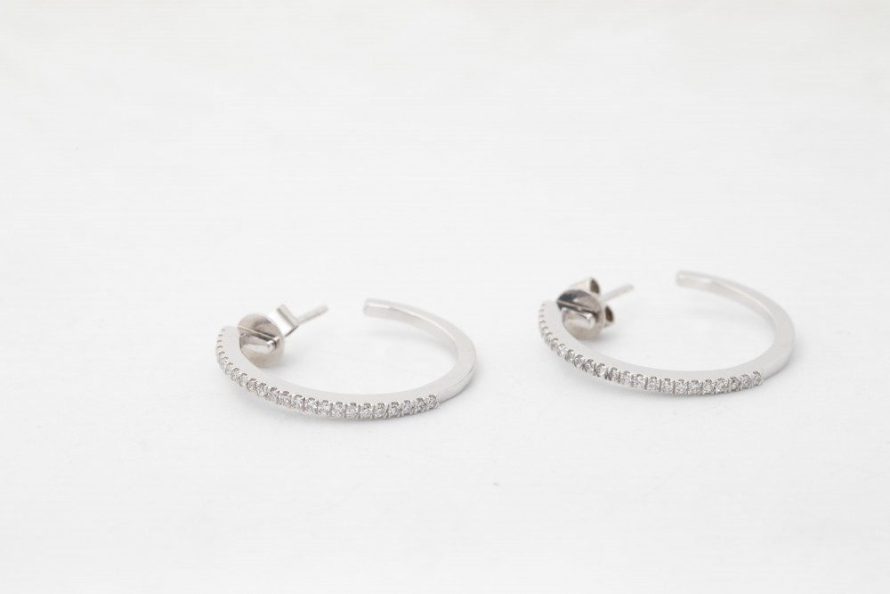 PAR DE ARETES CON BRILLANTES