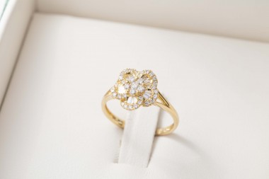 Anillo flor con diamantes