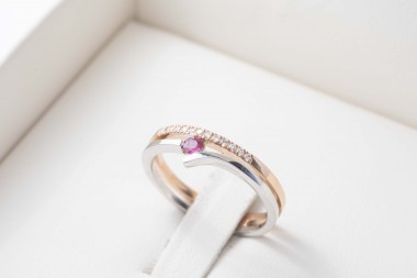 Anillo con rubí y diamantes