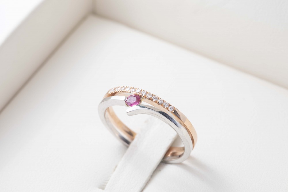 Anillo con rubí y diamantes