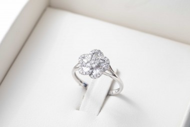Anillo flor con diamantes