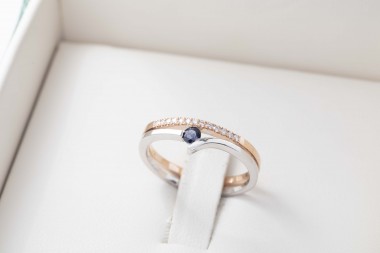 Anillo con zafiro y diamantes