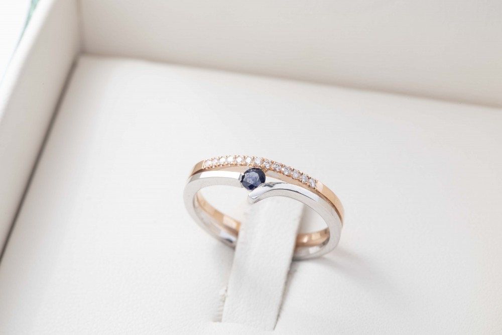 Anillo con zafiro y diamantes