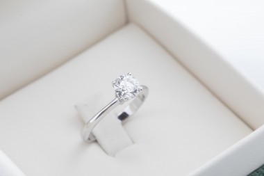 Anillo de compromiso en oro blanco