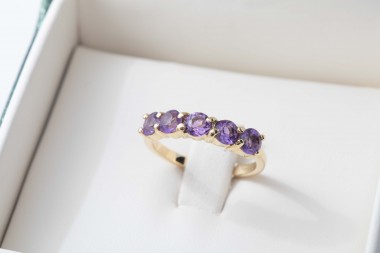Anillo rivier de amatistas