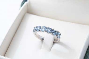 Anillo rivier de aguamarinas