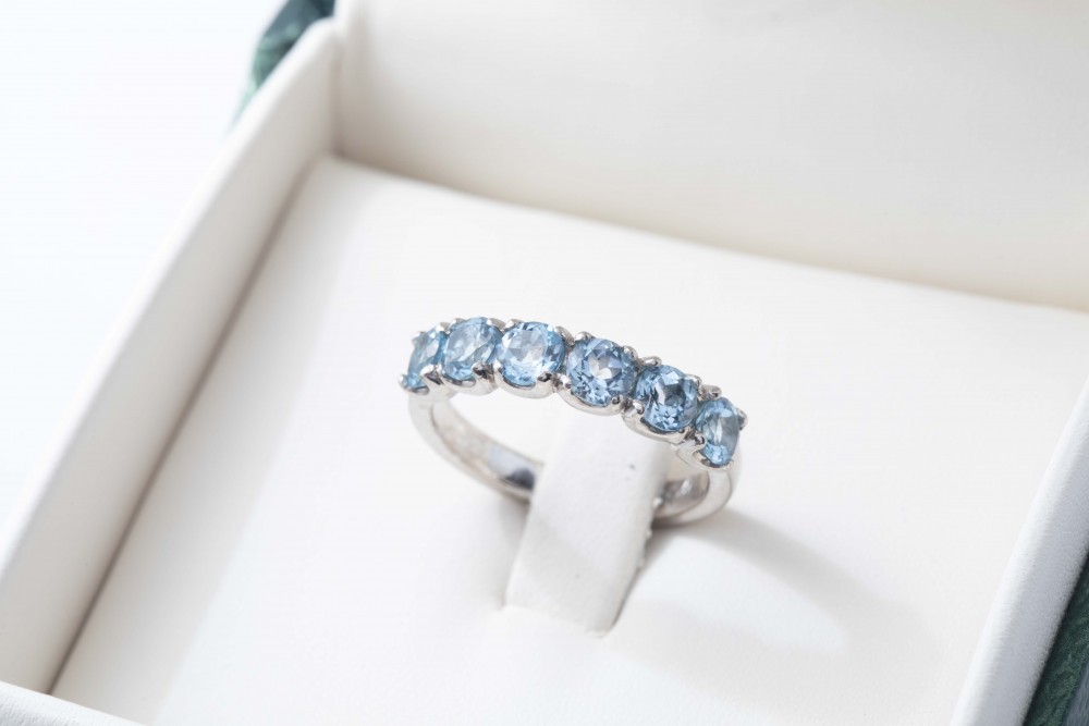Anillo rivier de aguamarinas