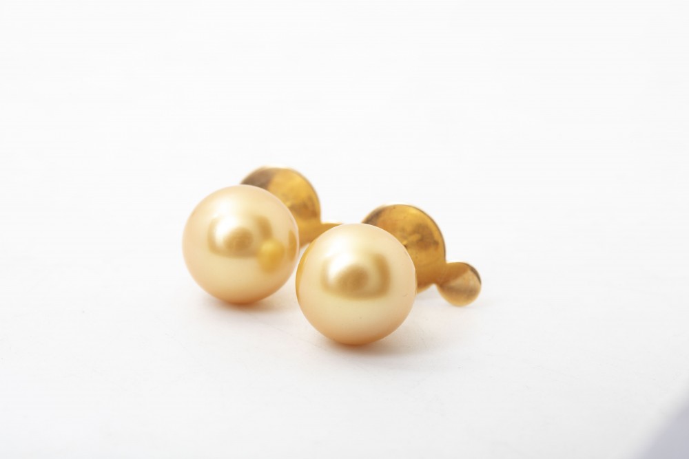 ARETES DE PERLAS DORADAS