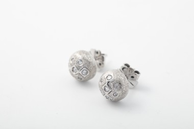 Aretes media bola en oro blanco con brillantes