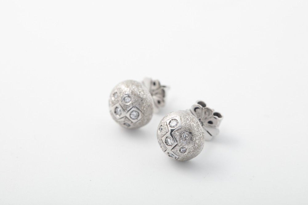 Aretes media bola en oro blanco con brillantes