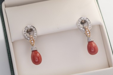 Par de aretes con brillantes y Corales