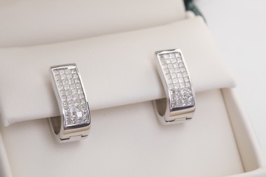 Par de aretes con brillantes