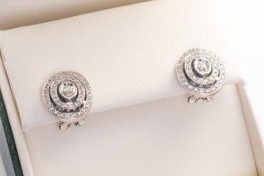 Par de aretes con brillantes