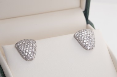 Par de aretes con brillantes