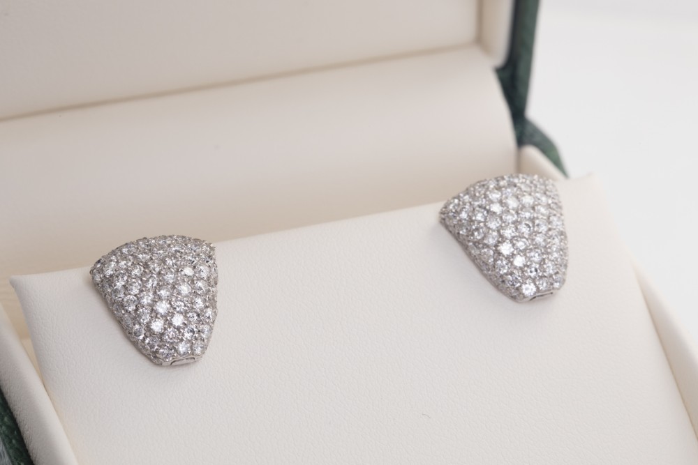 Par de aretes con brillantes