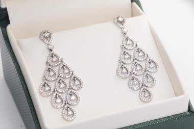 Par de aretes con brillantes