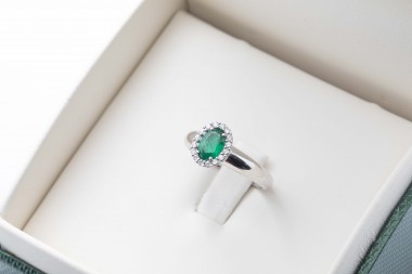 Anillo con esmeralda y diamantes