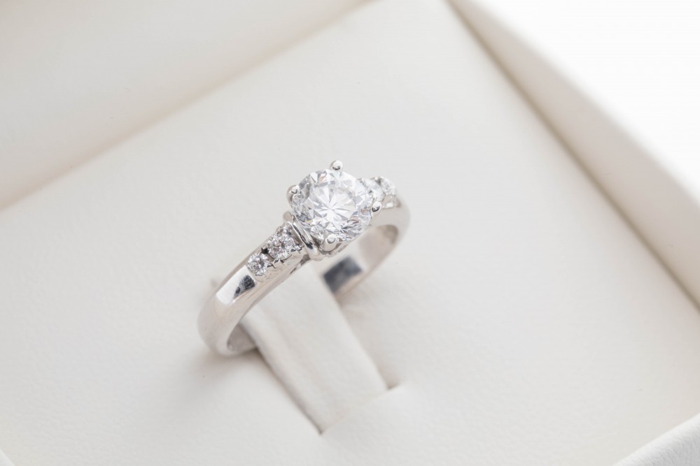 Anillo de compromiso con diamante 1.02ct.