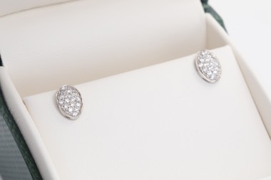 Par de aretes ovalados con brillantes
