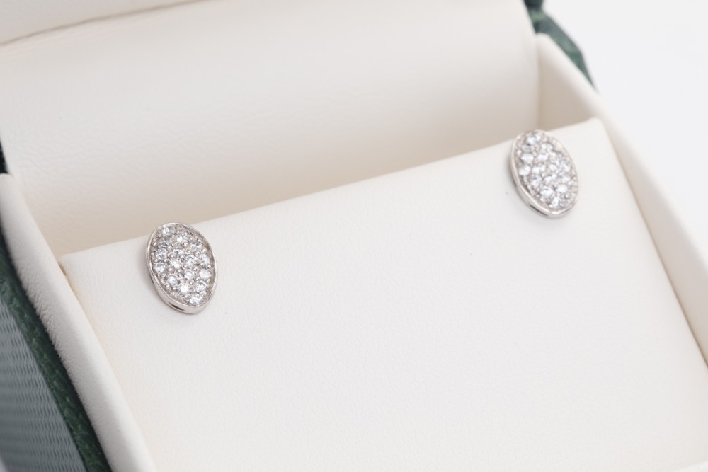 Par de aretes ovalados con brillantes