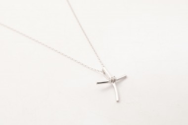 Collar cruz con diamantes