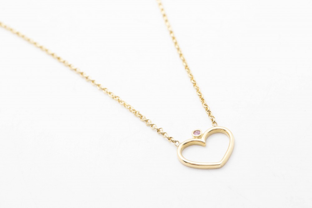 Collar corazón con zafiro rosado