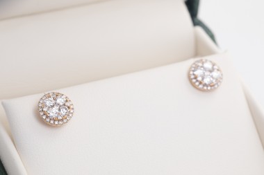 Par de aretes con brillantes