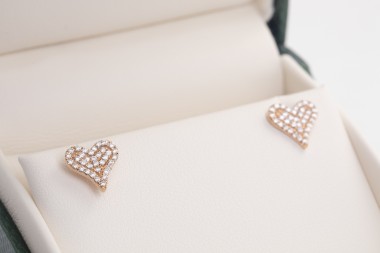 Par de aretes corazón con brillantes