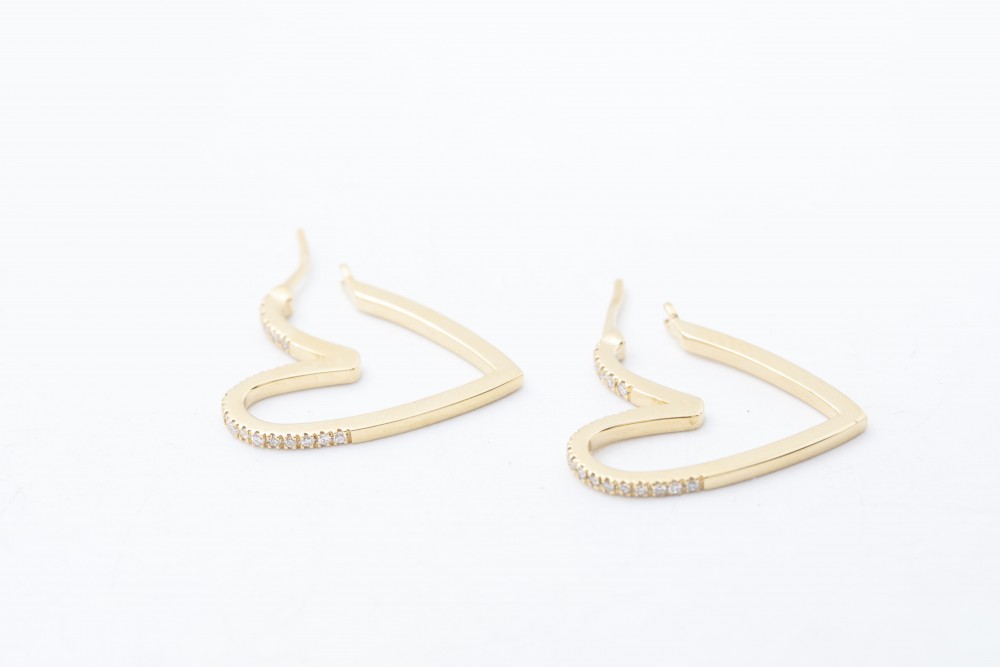 Aretes LOVE con diamantes