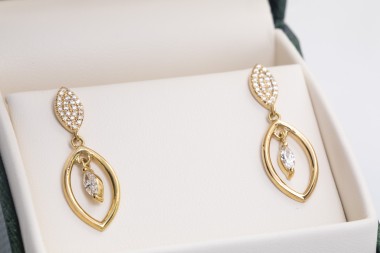 Par de aretes con brillantes