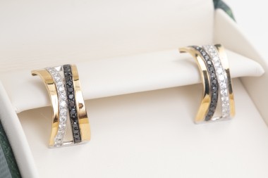 Par de aretes con brillantes blancos y negros