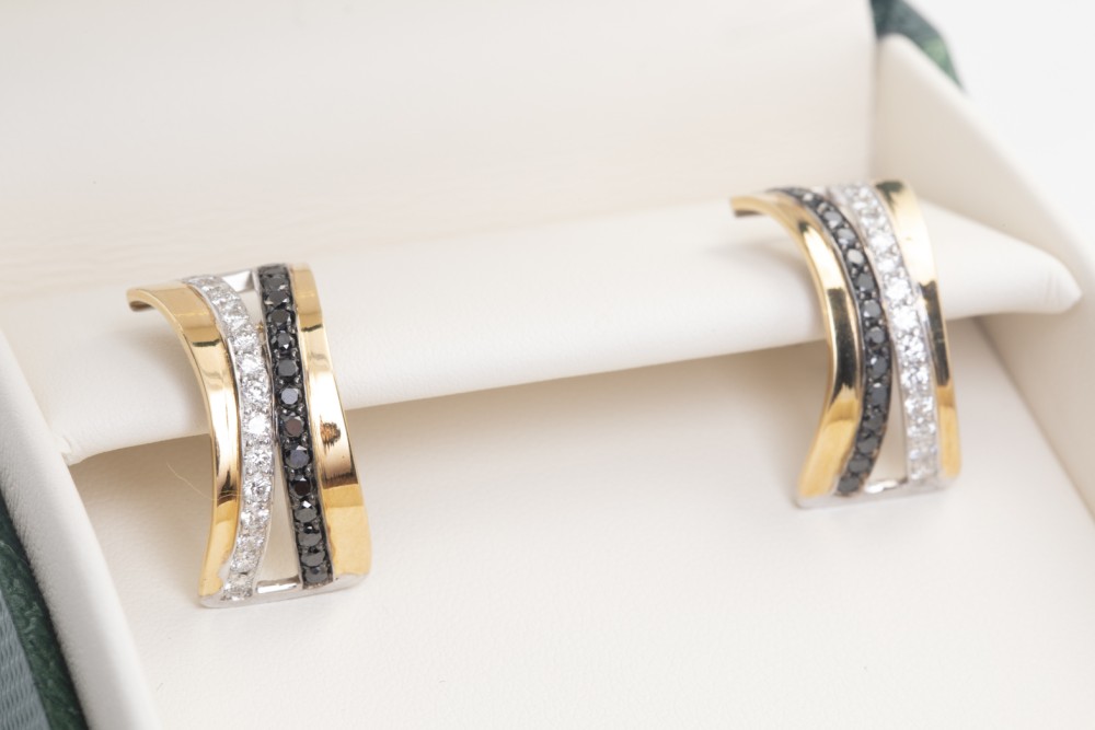 Par de aretes con brillantes blancos y negros