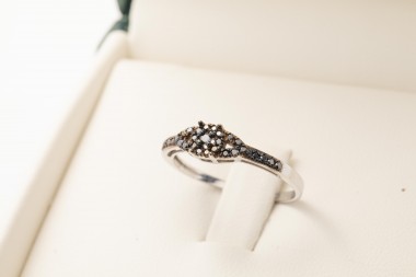 Anillo con diamantes negros