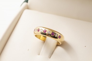 Anillo con zafiros y diamantes