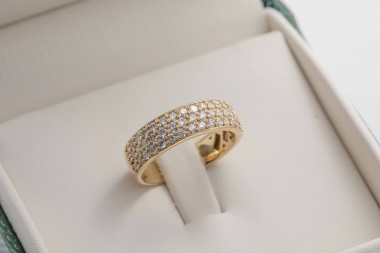 Anillo con diamantes en oro amarillo