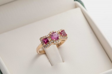 Anillo con rubís y diamantes