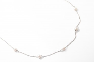 Collar con perlas en oro blanco
