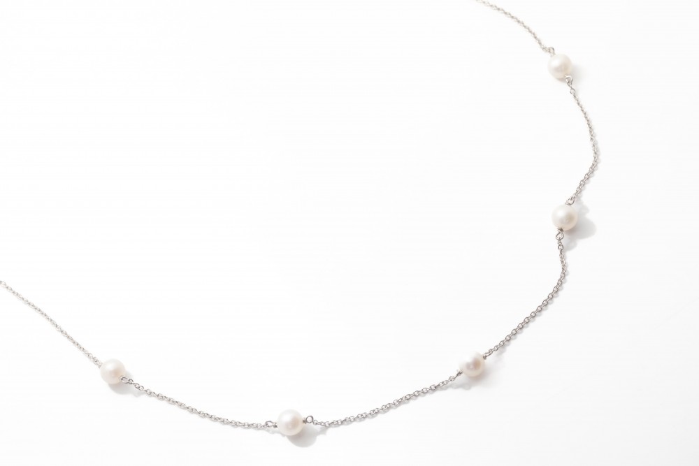 Collar con perlas en oro blanco