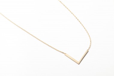Collar con triángulo abierto