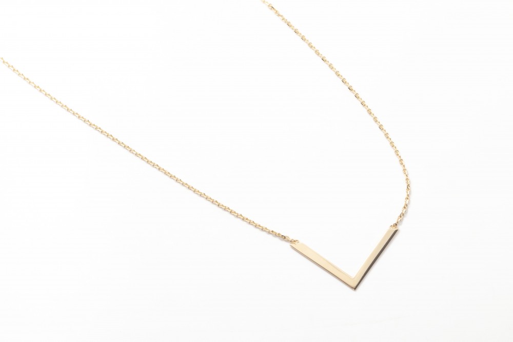 Collar con triángulo abierto