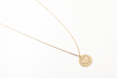 Collar con placa con un corazón