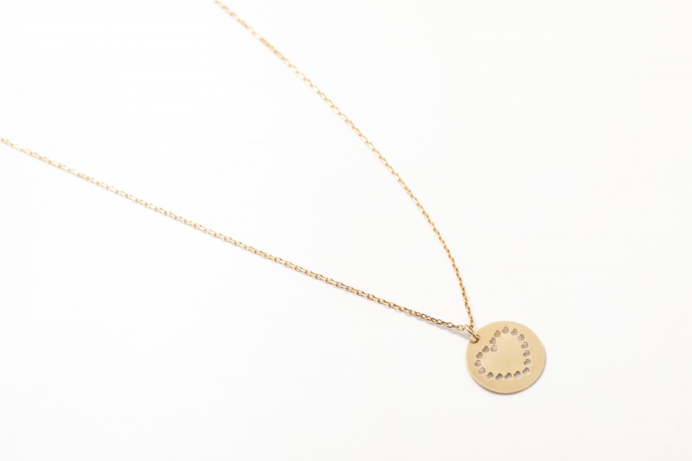 Collar con placa con un corazón