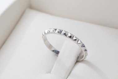 Anillo púas en oro blanco
